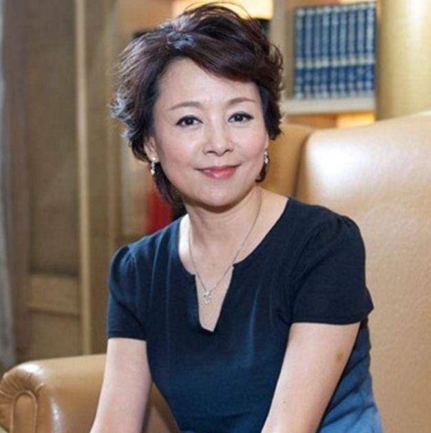 曾是央视春晚女主持，事业巅峰抛弃丈夫出国，62岁单身无儿无女