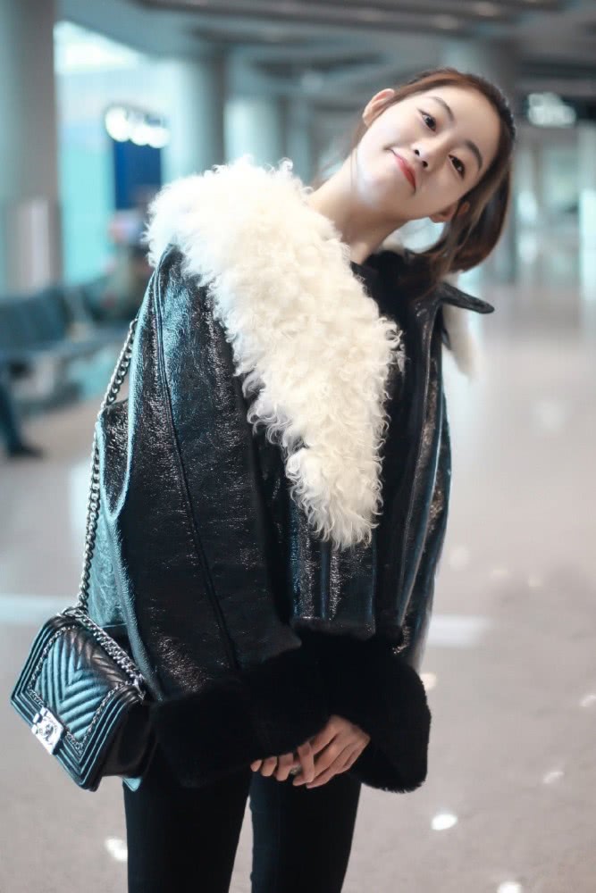 美女祝绪丹穿紧身裤短靴,私服让人眼前一亮