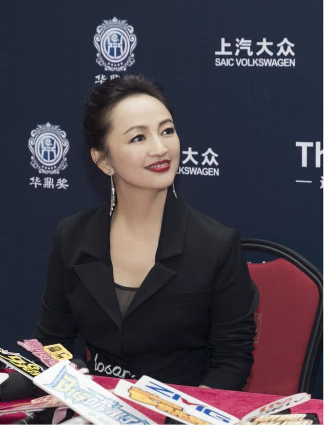 罗海琼穿西装配阔腿裤太惊艳,红唇性感美出国际范