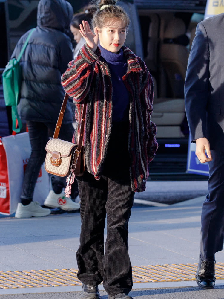 IU李知恩私服太酷，灰绿色大衣搭短靴展现绝佳曼妙身材