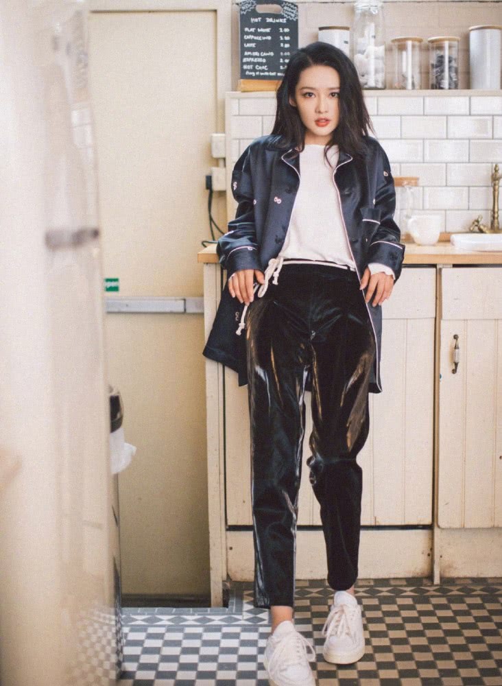 李沁晒私服照,穿T恤配黄色背带裤俏皮可人,如18岁少女一般