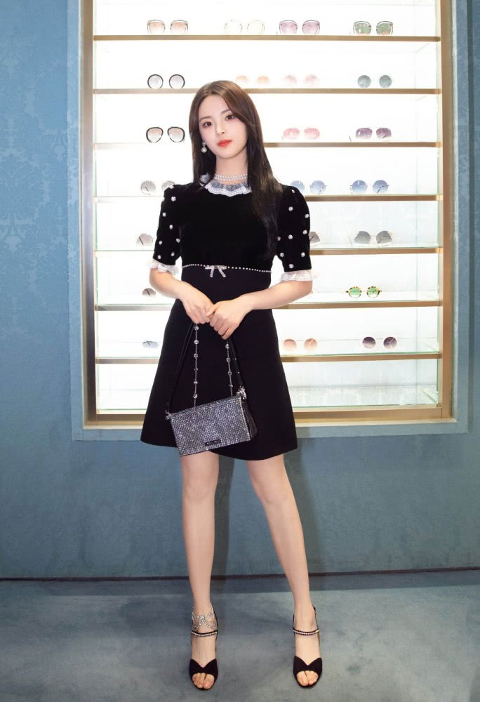 美女杨超越穿毛衣配半裙,秀长腿美成漫画女主