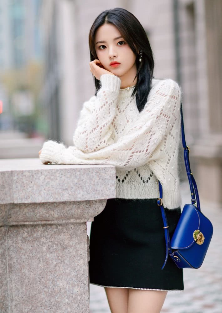 美女杨超越穿毛衣配半裙,秀长腿美成漫画女主