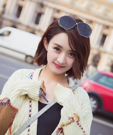 杨幂眼光“毒辣”，又成功签约一艺人，95后素颜堪比赵丽颖当年