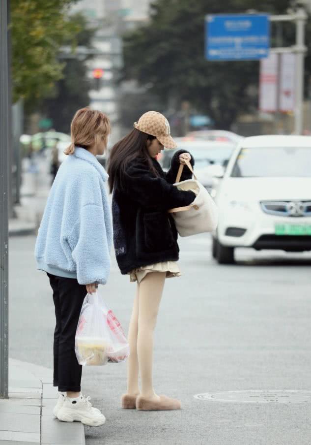 国内街拍：今年最流行的冬装，时髦女生都穿它过冬