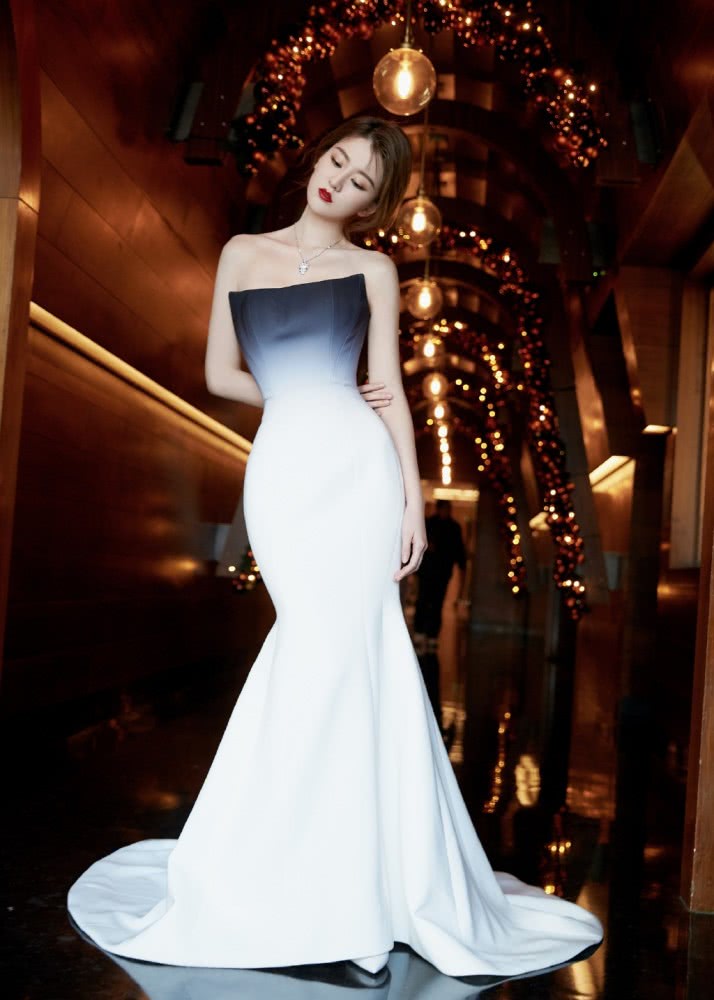 高挑美女乔欣外套配裙子,气场冷艳似女王