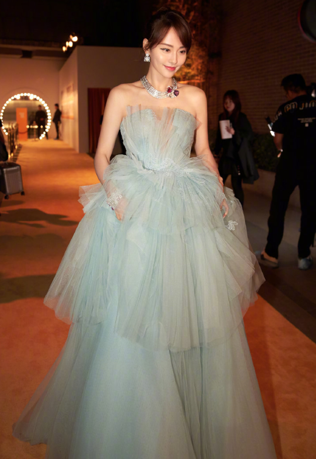 美女张嘉倪机场街拍，亮眼有个性