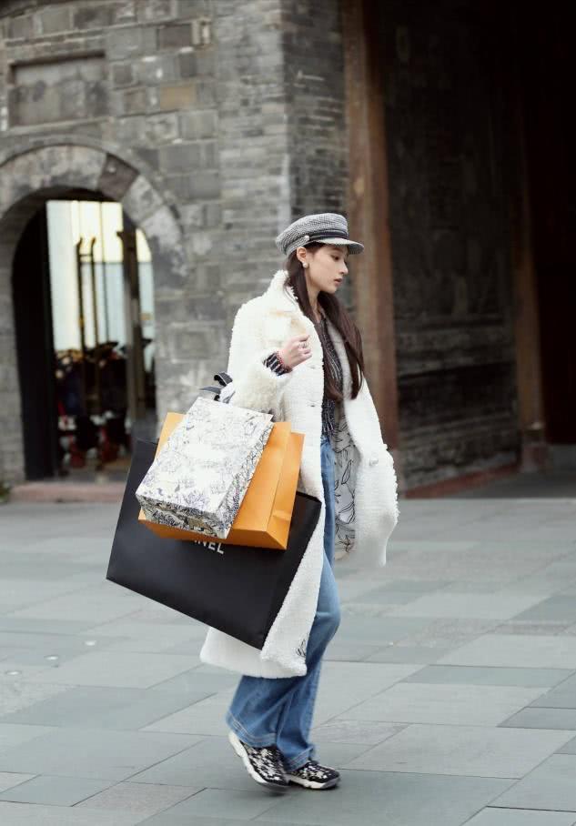 国内街拍：今年最流行的冬装，时髦女生都穿它过冬