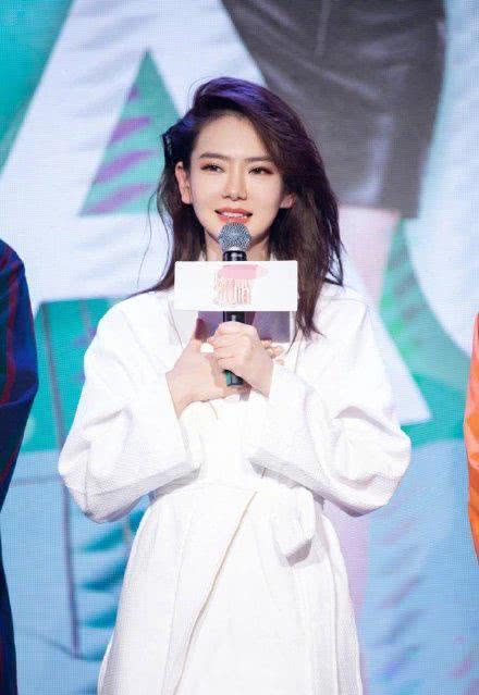 美女戚薇简直就是行走的衣架,随意穿浴袍出席活动,凌乱头发太有女人味