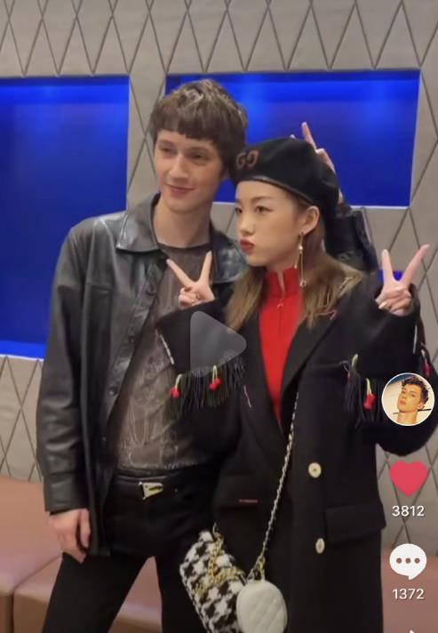 有种“开挂”叫阿沁，分手后被戳爷“宠成妹妹”，堪称人生赢家！