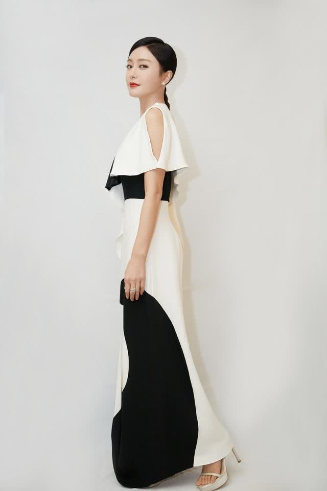 40岁秦岚美成“人间芭比”，一条渐变裙穿出婀娜身姿，女人味绝了