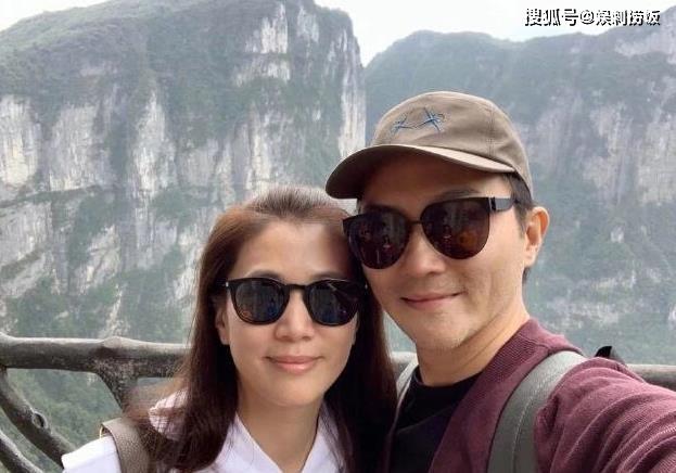 张智霖晒袁咏仪美照,身穿白色羽绒服,嘟嘴吹雪十分可爱