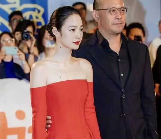 27岁嫁二婚姜文，婚后3年生2子，今40岁被姜文宠得像20岁