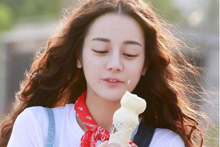 羊毛卷和泡面头的区别,女生洋气小卷全头烫发型图片