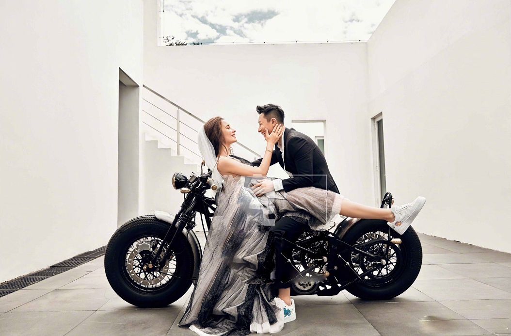 卢靖姗和韩庚秀恩爱,在摩托车上拍照动作豪放,结婚了果然不一样