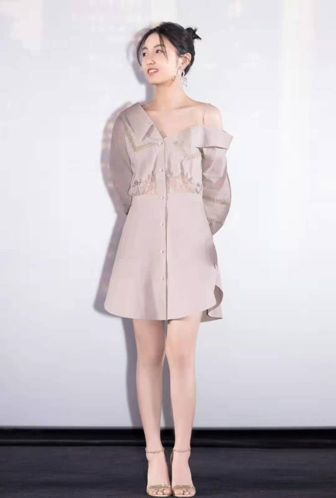 18岁张子枫出席活动穿半露肩衬衫裙，美得脱俗