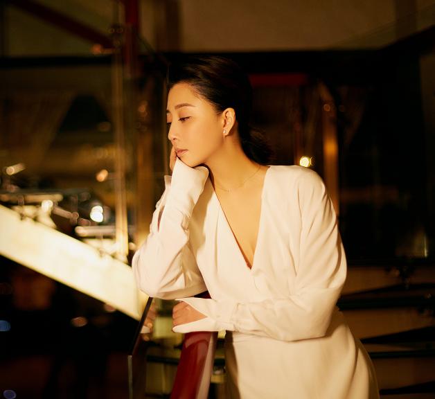 殷桃真是个丰腴美人，穿上乳白液体裙温婉动人，一抹粉唇太过撩人