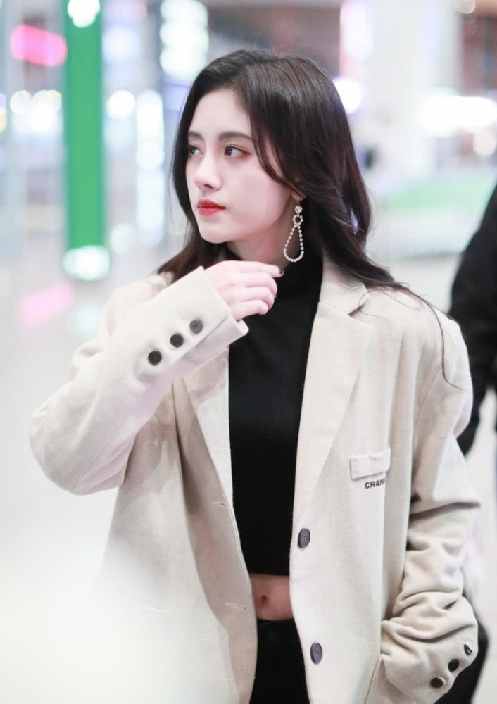 气质美女李沁和鞠婧祎都穿白色西装走机场,“腿精”比美太养眼