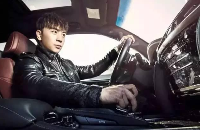 曾是家喻户晓的童星,长大后很少拍戏,现如今开着400万豪车