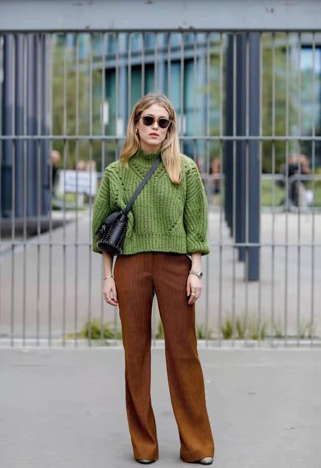 欧美街拍：今年冬天最“减龄高级”穿搭范本，错过还要等一年