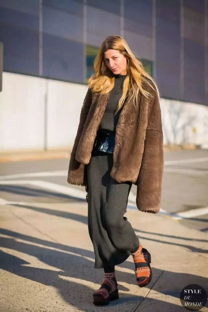 今年秋冬别穿大衣了，羊羔毛外套才是时尚首选！