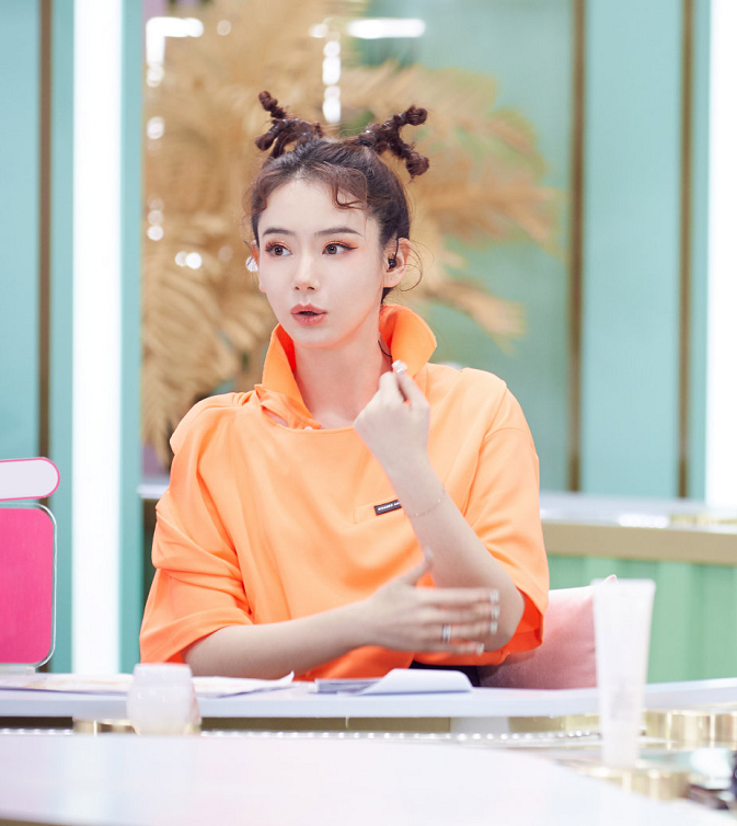 戚薇“圣诞麋鹿妆”火了,但是这款发型太挑人,一般人HOLD不住