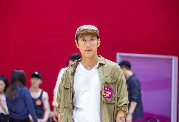 TVB“发电机”与绯闻男友外出被拍慌乱用手机遮脸 6年传14次绯闻