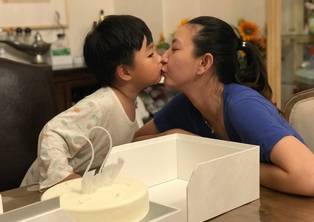 凌潇肃罕见晒老婆儿子合影,大方示爱唐一菲太甜蜜
