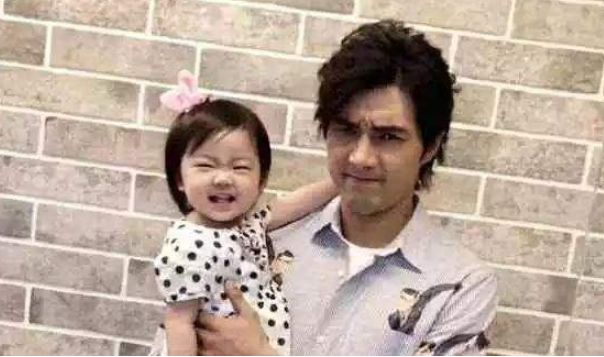 他家世显赫却当演员，与同学相爱13年结婚，如今34岁帅气十足