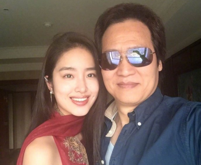 27岁杨采钰再被曝与57岁陈金飞结婚,爆料人强调女方家比男方有钱