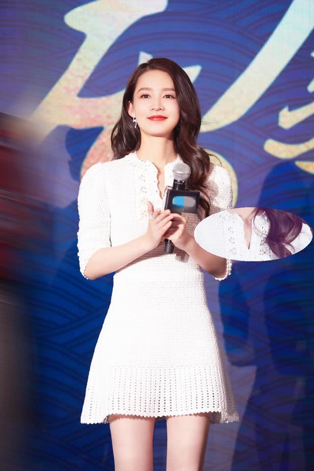 美女李沁针织短裙太唯美！但还是被抢镜