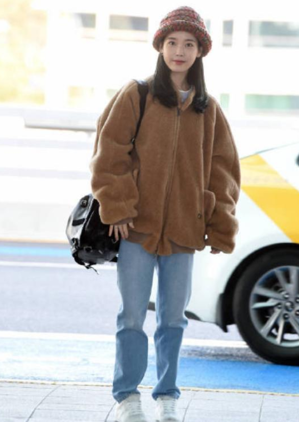 IU李知恩穿毛绒大衣配条绒裤,配奶奶盘发硬把土味穿成时尚!