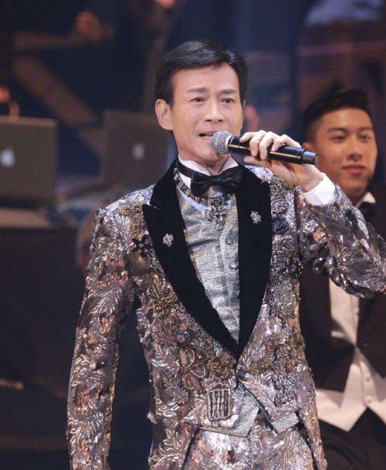 72岁郑少秋罕现身，精壮不输少年人！对身旁女生甜言蜜语超会撩