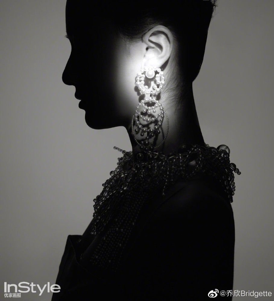 美女乔欣最新时尚写真,大胆玩转光与影,五彩斑斓太夺目