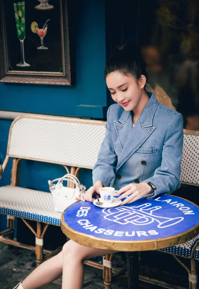 美女孟子义穿牛仔套装出境，大长腿超抢眼