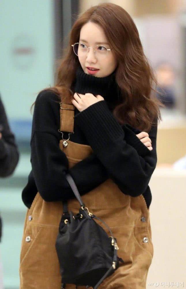韩国美女林允儿机场时尚穿搭,灯芯绒背带裤内搭高领毛衣,乖巧甜美超有范
