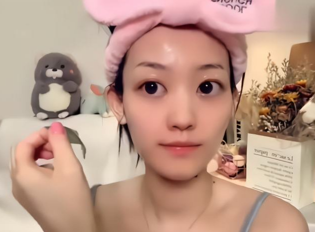 长相平平无奇的女生如何成为“女神”?除了自信,请坚持这3点