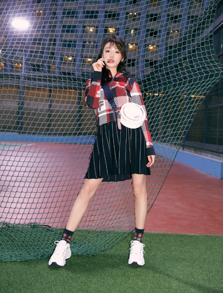 吴谨言穿外套配短裙,少女感十足