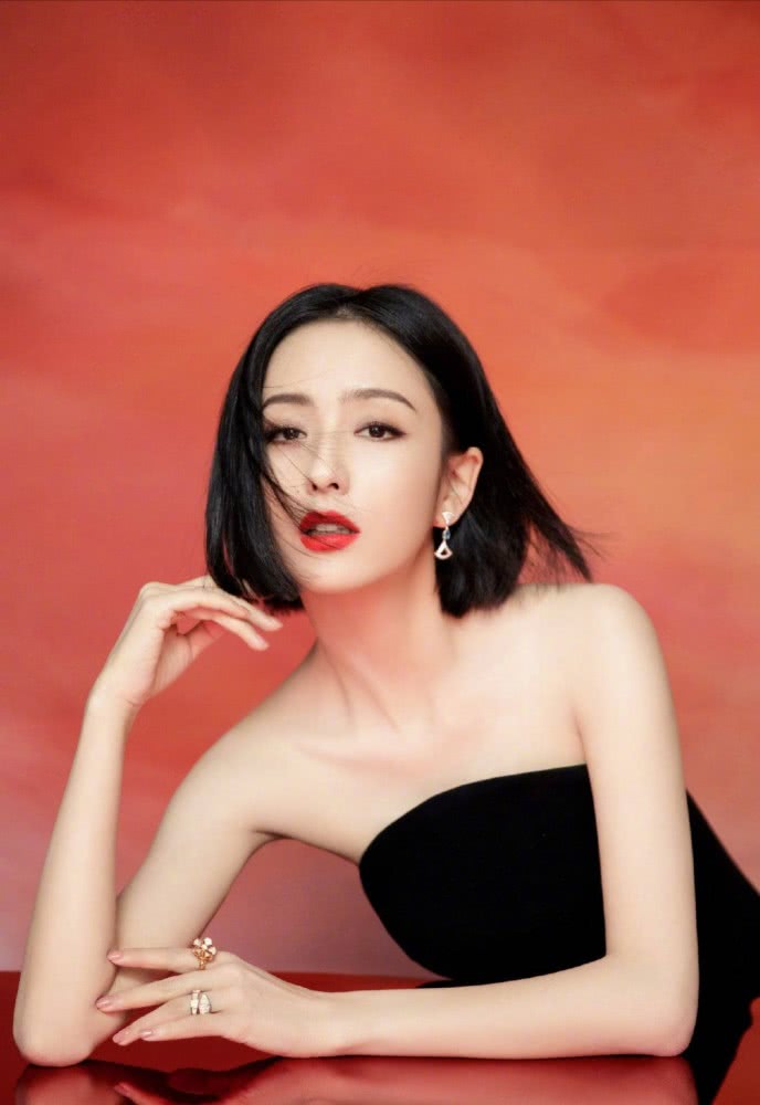 美女佟丽娅新造型美得高调,一袭黑色开叉长裙气质太好,红唇更是惊艳