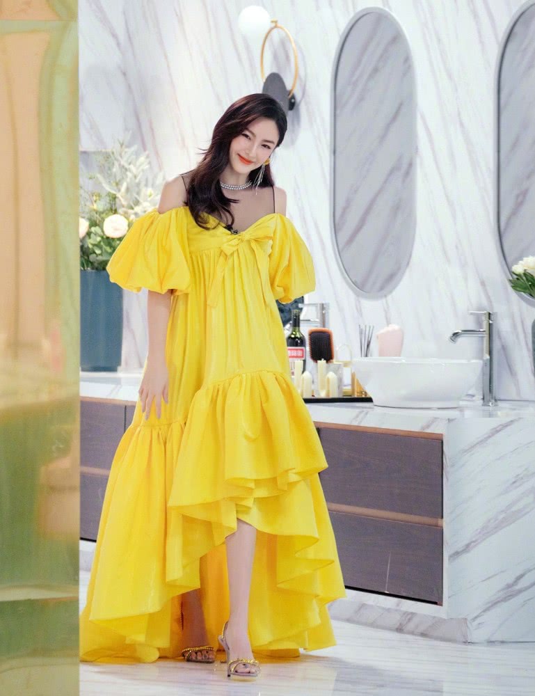 33岁张雨绮穿黄色长裙,冲击感十足