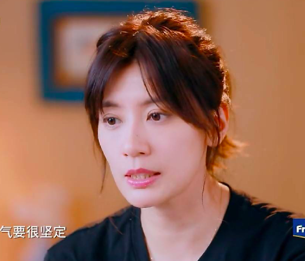 当丈夫与别的女人合影,贾静雯应采儿钟丽缇的反差太大,她最聪明