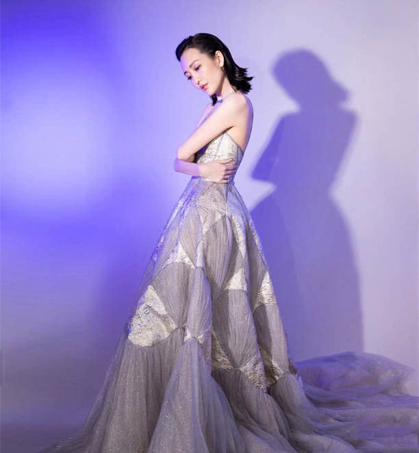 美女王鸥真是风情万种,一袭黑色LOOK大秀好身材,钻石眼妆更抢镜