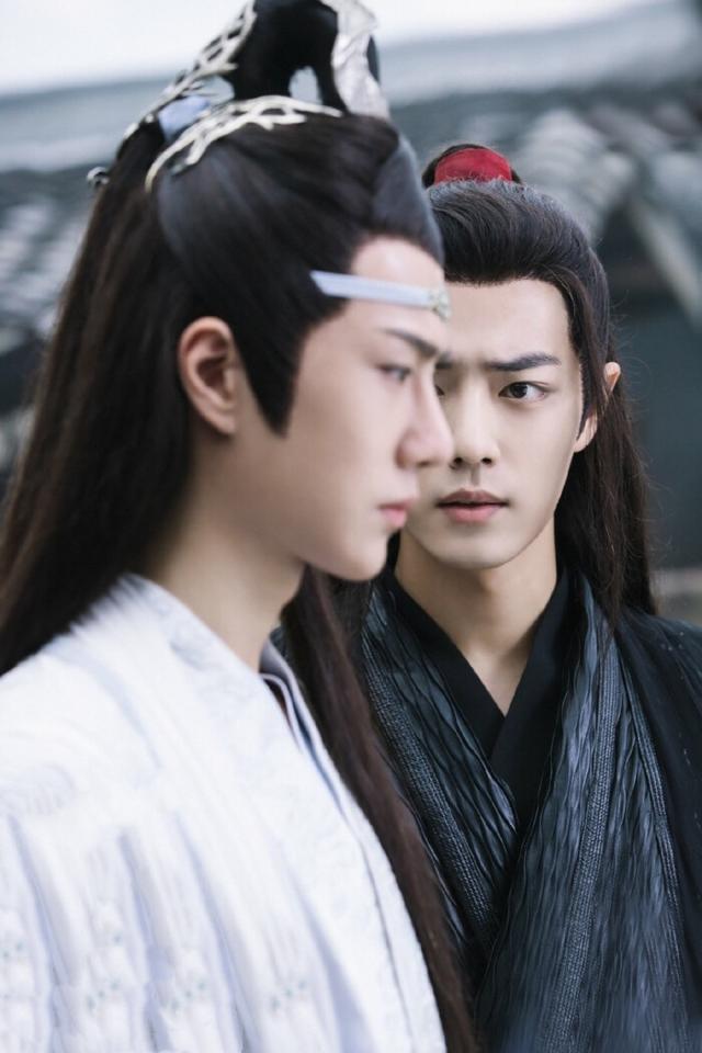 黄晓明冯绍峰双方相续辟谣,仍遭网友调侃油腻,两人老婆均躺枪