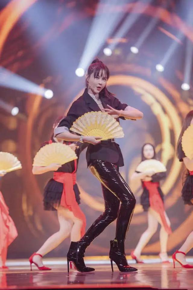 美女沈梦辰穿西服搭配黑色皮裤,意外穿出高级感