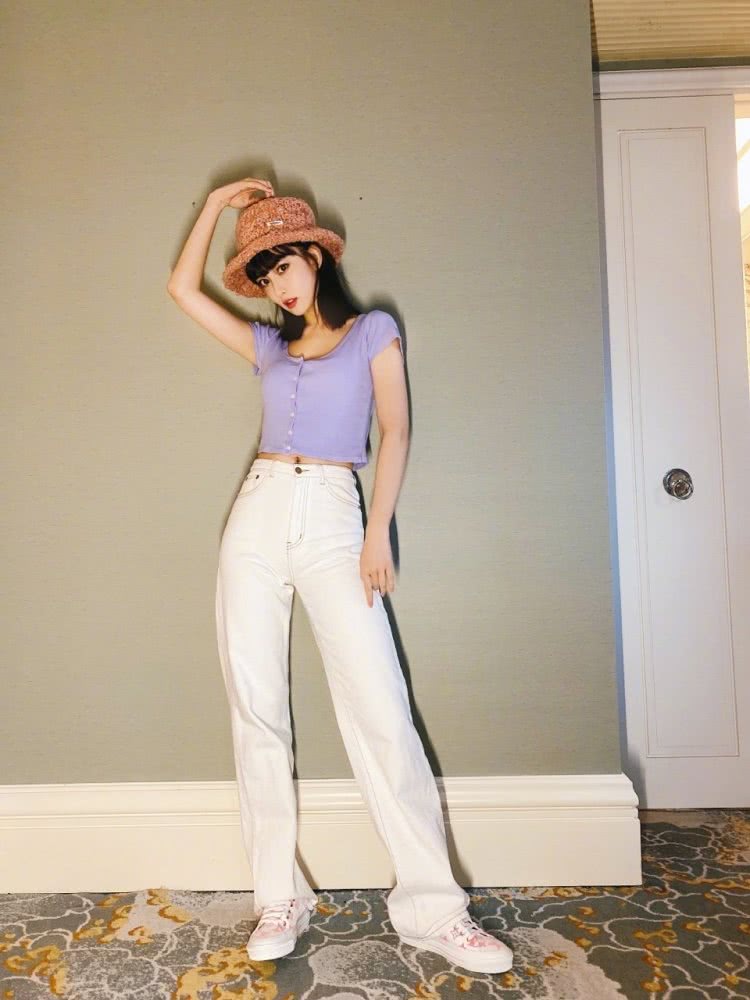 美女孟子义穿牛仔套装出境，大长腿超抢眼