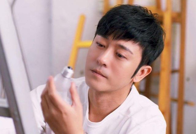 亲妈是导演，干妈也是导演，18年没带火他，娶个媳妇改名却火了