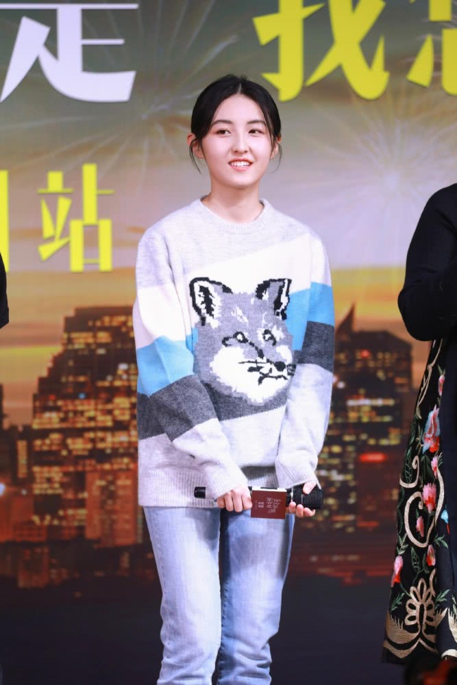 张子枫出活动穿条纹毛衣扎小辫，青春接地气也未免太可爱了吧