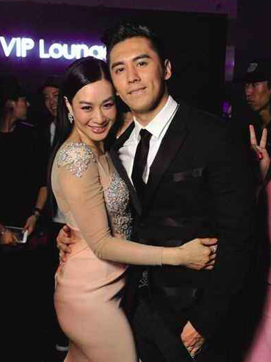 当丈夫与别的女人合影,贾静雯应采儿钟丽缇的反差太大,她最聪明