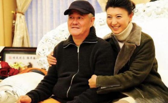 她是位文艺军官,多次登上春晚,却嫁了大10岁的“丑老公”