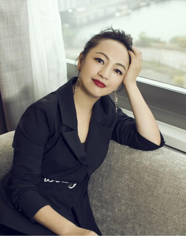 罗海琼穿西装配阔腿裤太惊艳,红唇性感美出国际范